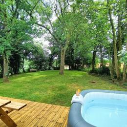 Jardin, terrasse et spa privatifs, Gîte de charme avec SPA pour 4 personnes à 15 mn des plages, Plélo, Côtes d'Armor, Bretagne - Location de vacances - Plélo