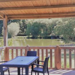 La grande terrasse semi couverte vous permettra de profiter de l’extérieur dans les meilleures conditions. - Location de vacances - Merdrignac