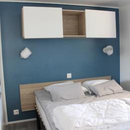 – 2 chambres parentales avec  2 lits simples juxtaposables - Location de vacances - Merdrignac