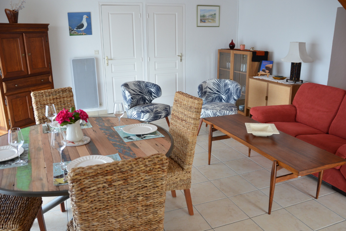 Pièce de vie avec espace repas et salon - Meuble avec TV à l'intérieur - Location de vacances - Coatréven