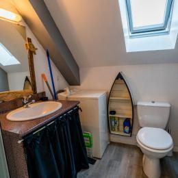 La salle d'eau avec douche, WC, lave-linge, fenêtre de toit - Location de vacances - Trévou-Tréguignec
