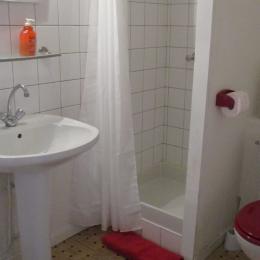 La salle d'eau de la Chambre Plourivo avec douche et WC - Chambre d'hôtes - Ploubazlanec
