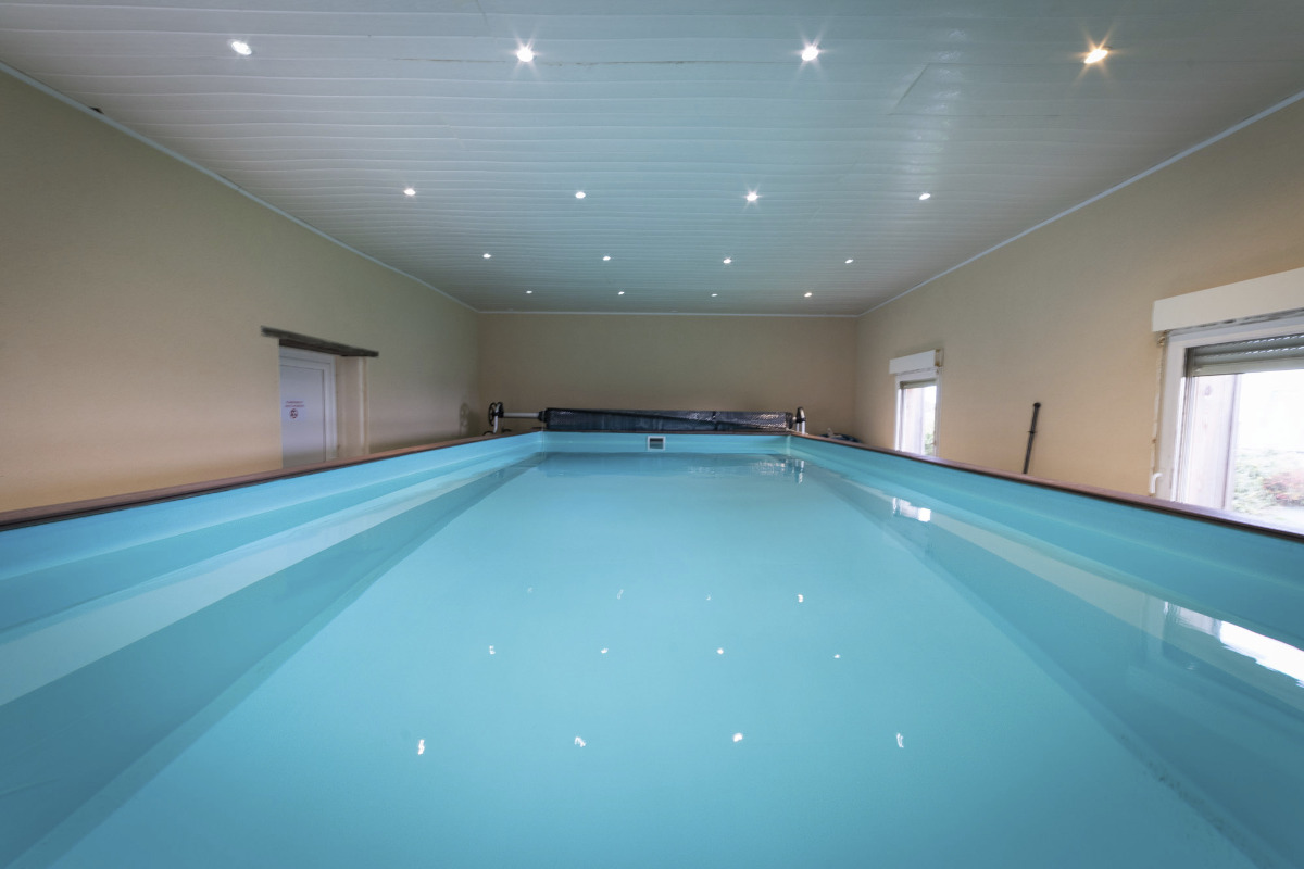 La piscine intérieure est accessible depuis la maison. Dimensions : 7mx3,50m - Location de vacances - Paimpol