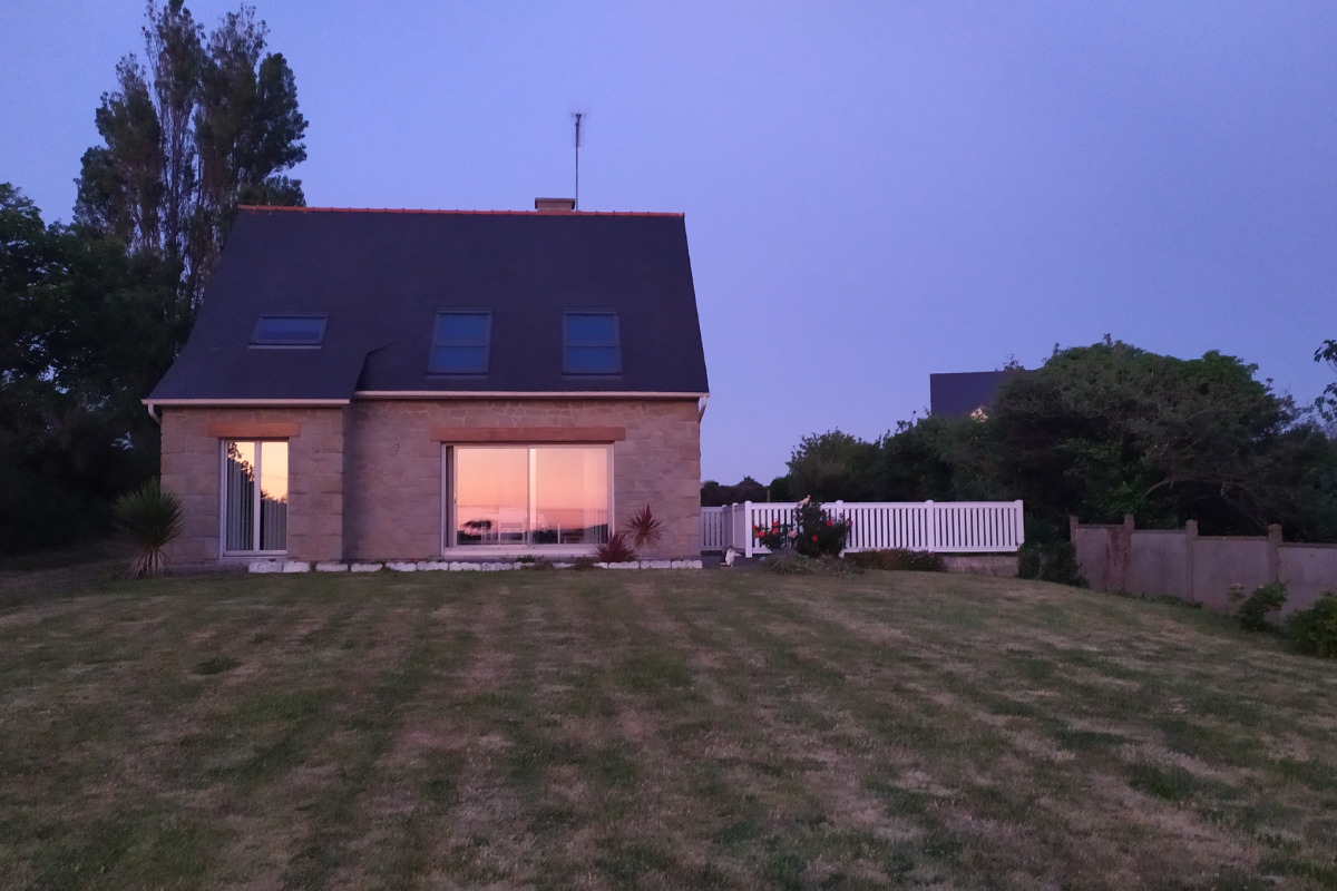 reflet coucher de soleil sur la façade- Maison familiale, à 100 m de la plage, vue mer, dans un cadre verdoyant, Planguenoual (Côtes d'Armor) . - Location de vacances - Planguenoual