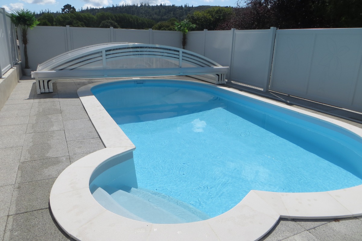piscine avec abri ouvert - Location de vacances - Saint-Servais