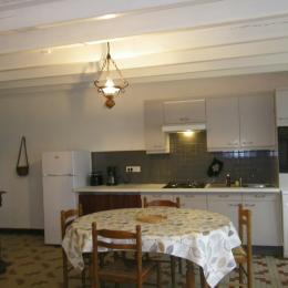 La cuisine aménagée et l'espace repas - Location de vacances - Matignon