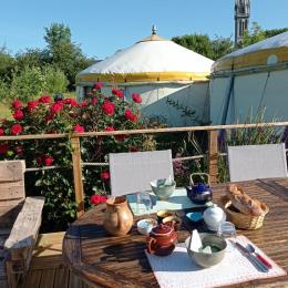 RETOUR AUX SOURCES DANS CETTE YOURTE SPACIEUSE POUR 2 PERSONNES - PLOUGUIEL - COTES D'ARMOR - BRETAGNE - Petit déjeuner en terrasse - Chambre d'hôtes - Plouguiel