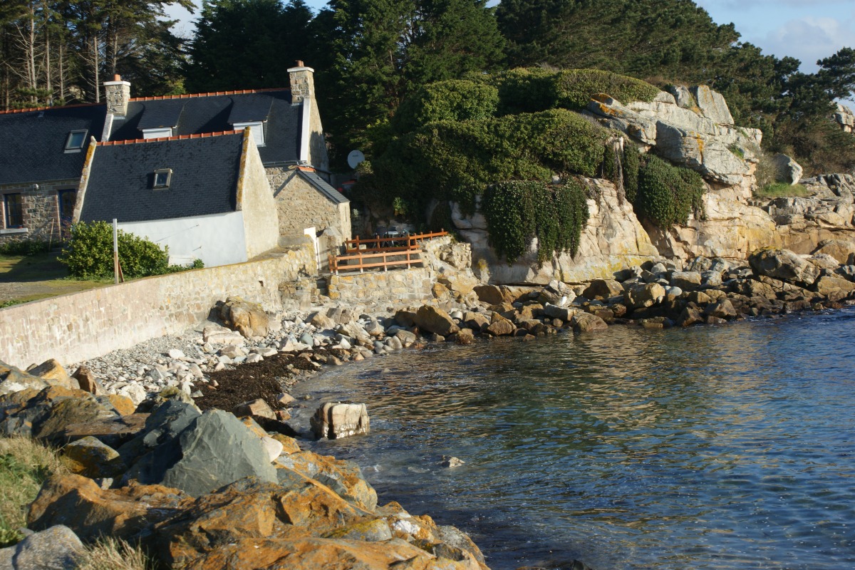 Vue générale du gîte et de la terrasse en bord de mer - Location de vacances - Plougrescant