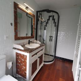 Clévacances, la salle d'eau avec WC, douche art déco et meuble vasque peint à la main en faux marbre - Chambre d'hôtes - Plouha