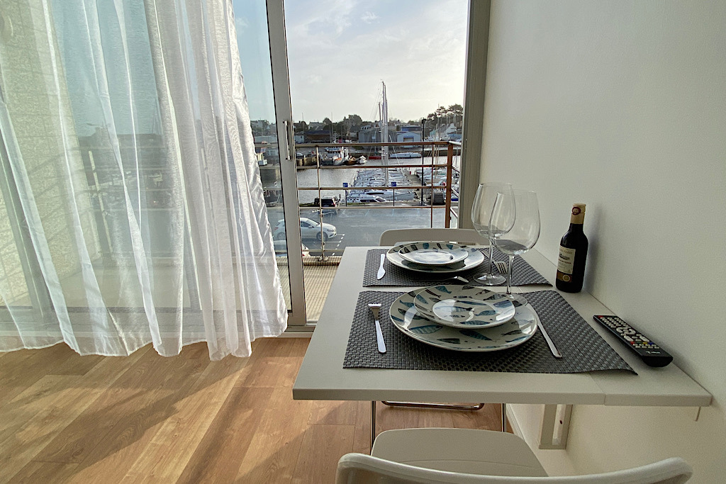MERIGLIER, location Clévacances, Studio quai Loti, sa table à manger vue sur le port  - Location de vacances - Paimpol