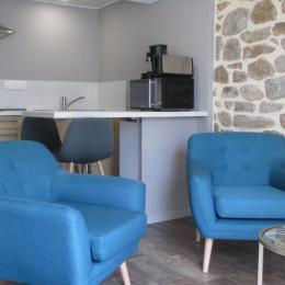 MERCIER, location Guingamp, Clévacances, espace salon et derrière la cuisine avec mange-debout  - Location de vacances - Guingamp