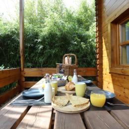 Cottage Gîtes d'Armor, Tréguidel, terrasse avec table à manger et salon de jardin  - Location de vacances - Tréguidel