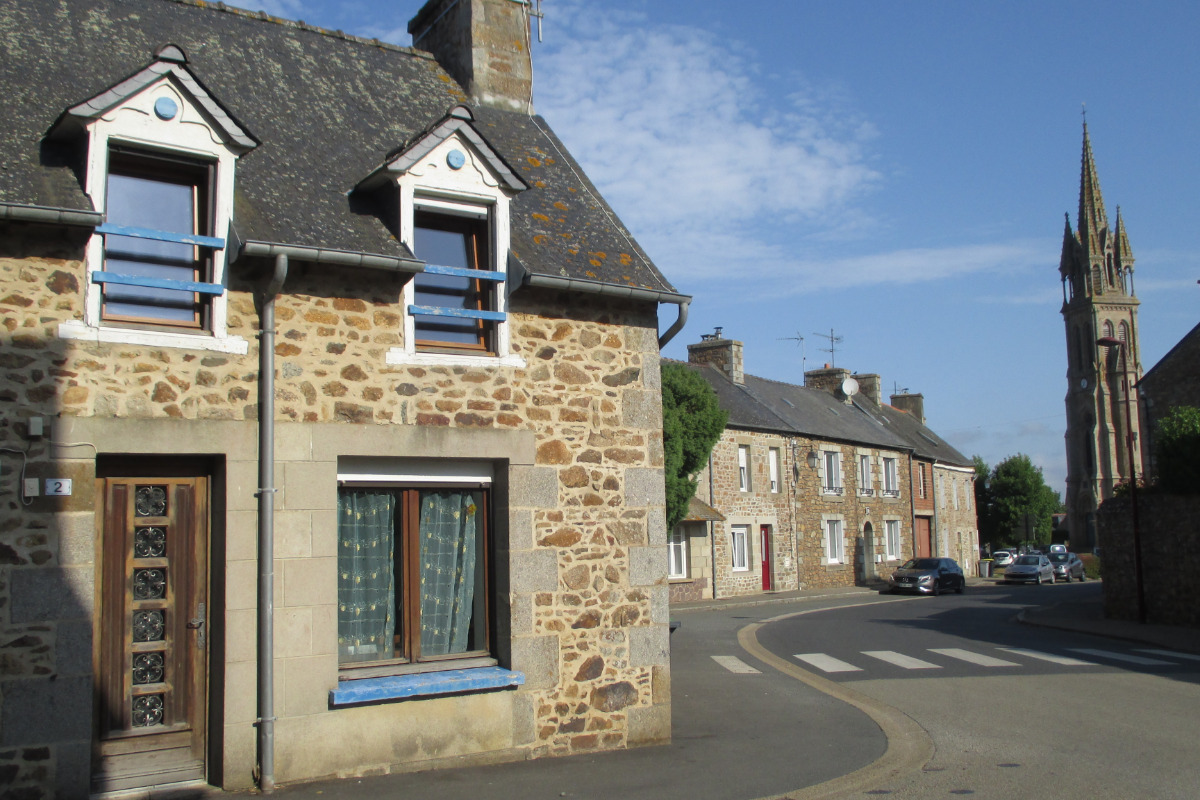 Maison de village, chez M. et Mme Quintin, Clévacances, vue extérieure de la maison (sur la gauche de l'image)  - Location de vacances - Goudelin