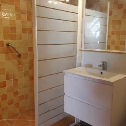 Salle d'eau (douche à l'italienne) et toilettes - Location de vacances - Lannion
