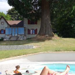 Gîte Les Charmettes Maison de caractère indépendante dans un parc, avec piscine couverte à Bussière-Dunoise, proche de Guéret en Creuse  - Location de vacances - Bussière-Dunoise