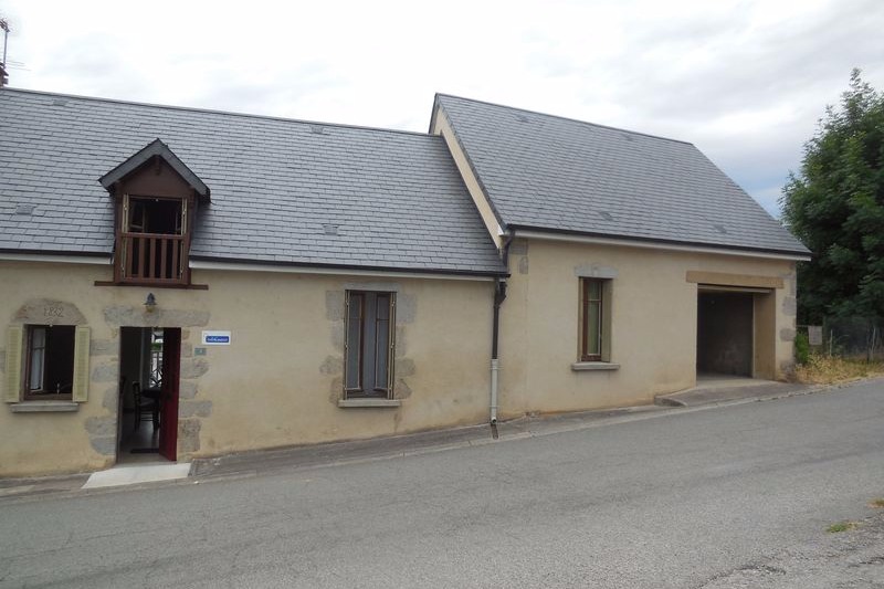 Gîte Chez Gabrielle Maison avec grande terrasse au coeur d'Auzances en Creuse limite Auvergne et Chaîne des Puys (UNESCO) façade avant - Location de vacances - Auzances