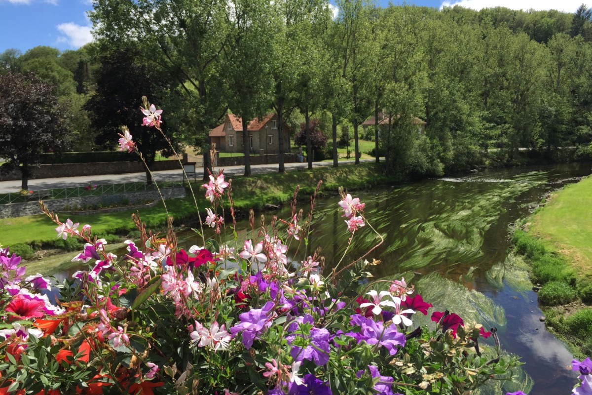 Gite Au Fil de l'Eau pour 6/14 personnes, bord de rivière à La Celle-Dunoise en Creuse - Location de vacances - La Celle-Dunoise