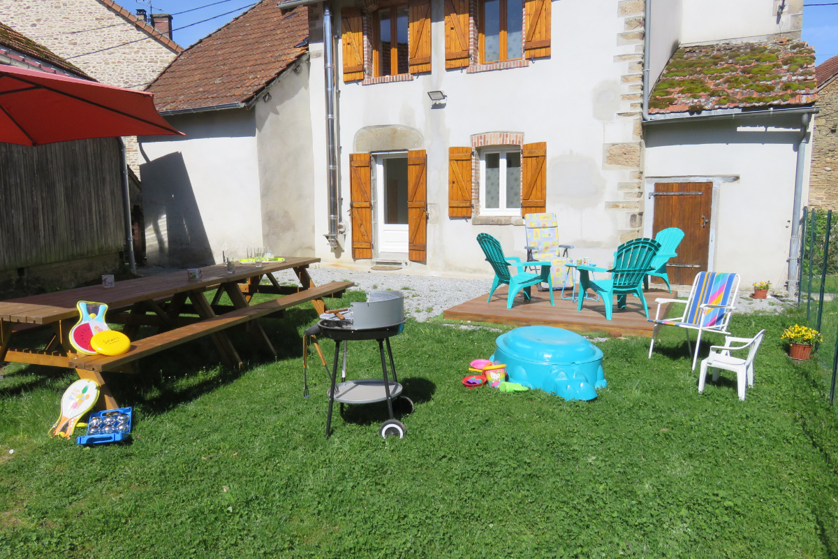 jardin clos et ensoleillé - Location de vacances - Saint-Dizier-Masbaraud