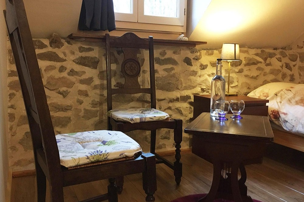 Little sitting area in bedroom - Chambre d'hôtes - Saint-Dizier-Masbaraud