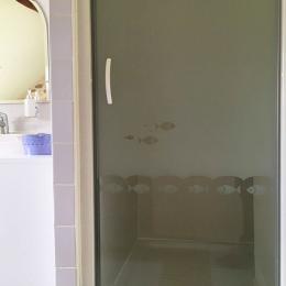 Bathroom: shower - Chambre d'hôtes - Saint-Dizier-Masbaraud