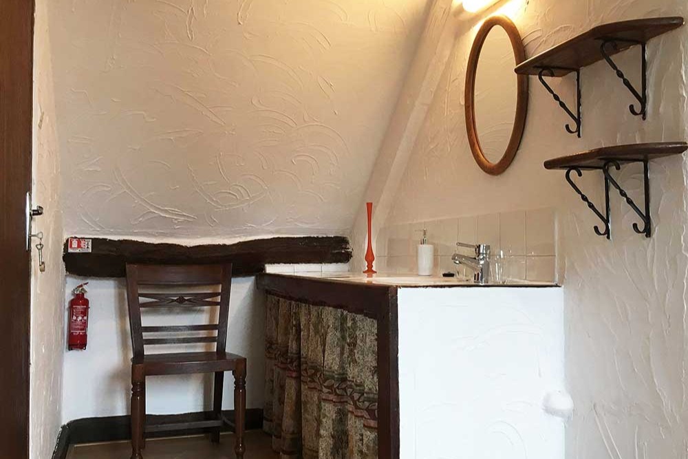 Bedroom: lavabo - Chambre d'hôtes - Saint-Dizier-Masbaraud