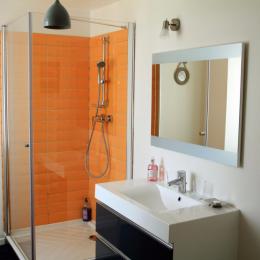 Chambre Les Rêves d'Angèle, salle de douche très claire, très agréable - Chambre d'hôtes - Terrasson