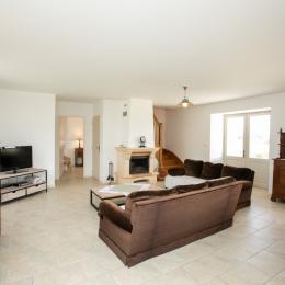 Côté salon - Location de vacances - Coulaures