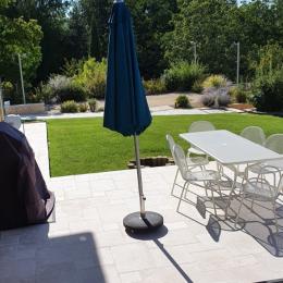 Espace repas sur la terrasse extérieure - Location de vacances - Sarlat-la-Canéda