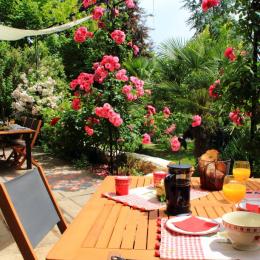 Petit déjeuner en terrasse face au jardin et aux vignes - Chambre d'hôtes - Saint-Michel-de-Montaigne