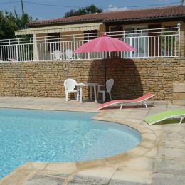 vue piscine et maison - Location de vacances - Sarlat-la-Canéda