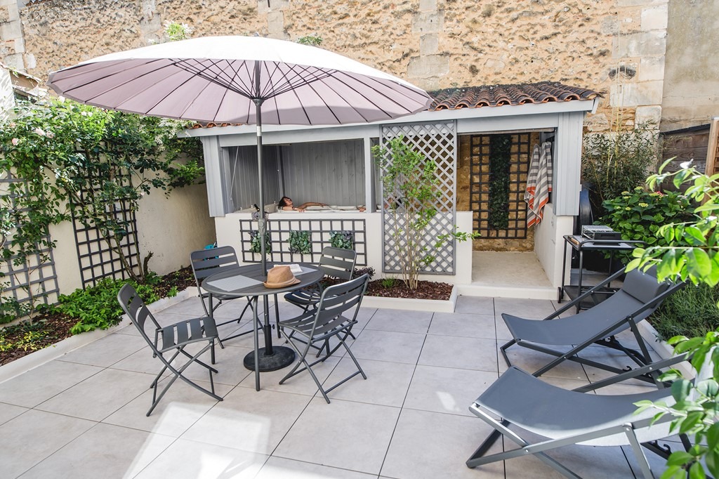 Grande terrasse ensoleillé avec spa à l'abri des regards - Location de vacances - Bergerac