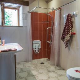 salle de bain accessible aux personnes a mobilité réduite ou en fauteuil ,il y a deuxième wc indépendant - Location de vacances - Biras
