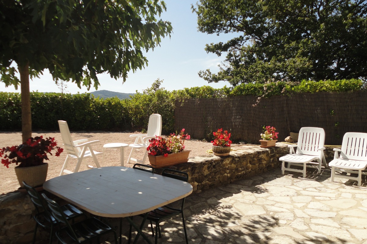 Repas sur la terrasse - Location de vacances - Mirabel-aux-Baronnies
