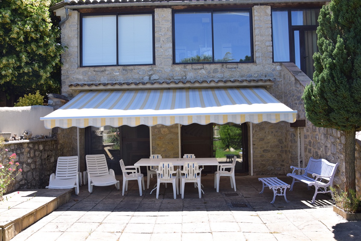 terrasse avec store électrique et mobilier de jardin, barbecue - Location de vacances - La Roche-sur-le-Buis