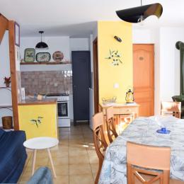 salon- salle à manger avec cuisine ouverte - Location de vacances - La Roche-sur-le-Buis