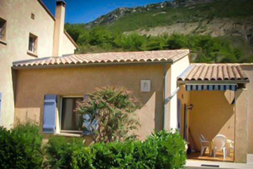 extérieur avec terrasse et mobilier de jardin - Location de vacances - La Roche-sur-le-Buis