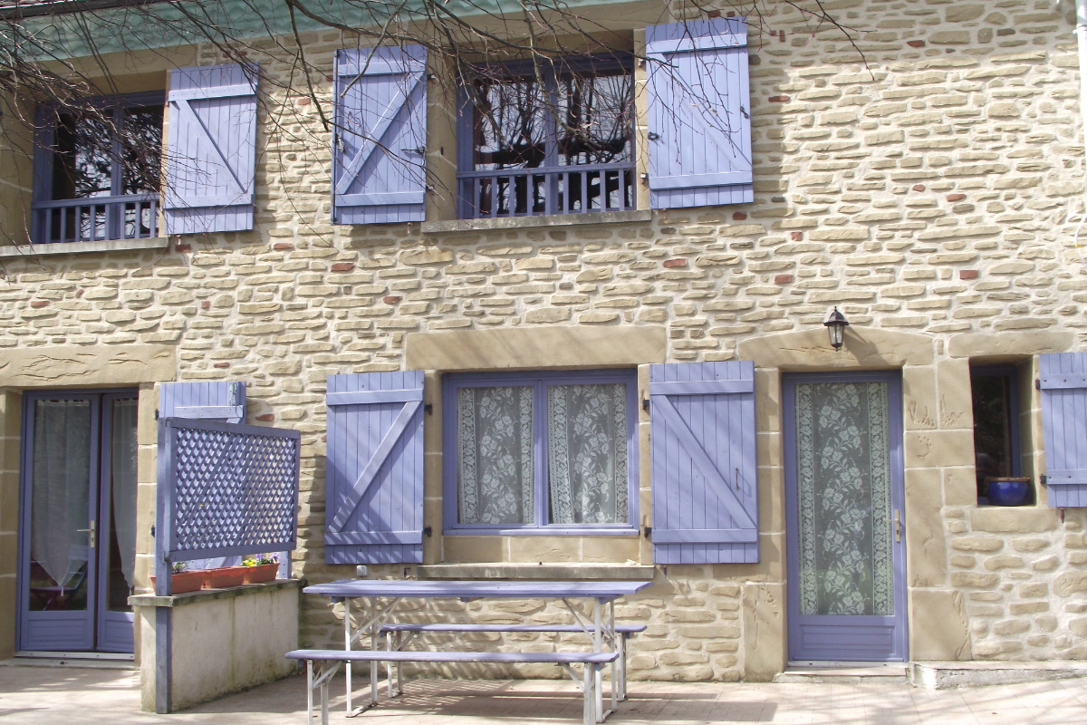 L'entrée
Façade orientée est avec sa terrasse privative.
 - Location de vacances - Saint-Martin-d'Août