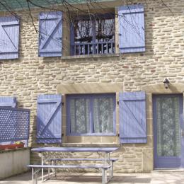 L'entrée
Façade orientée est avec sa terrasse privative.
 - Location de vacances - Saint-Martin-d'Août