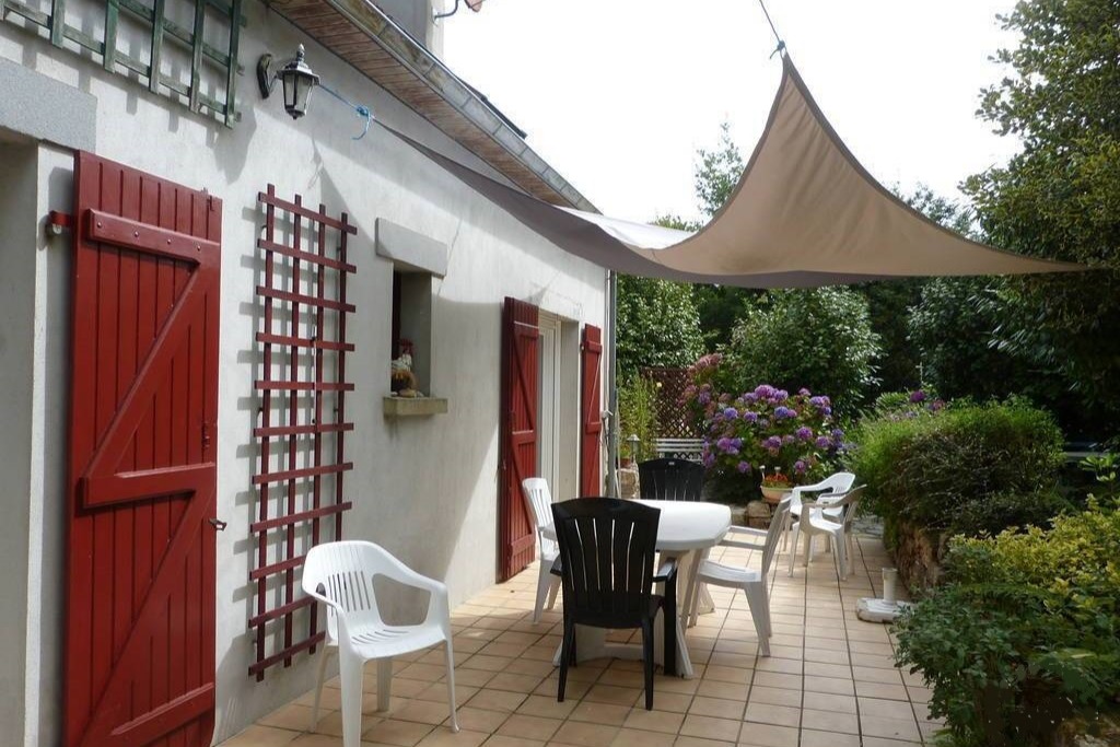 Terrasse avec salon de jardin - Location de vacances - Quéménéven
