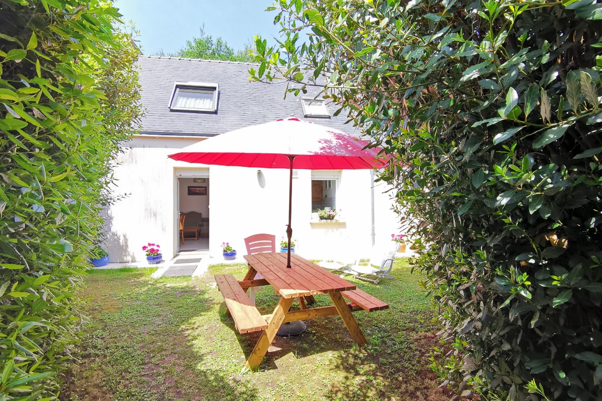 Agréable jardin pour 2 pers avec salon de jardin, parasol - Location de vacances - Plomeur