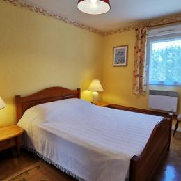 une chambre au rdc avec un lit 140 - Location de vacances - Plomeur