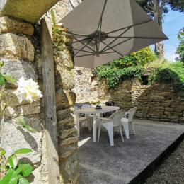 Jolie terrasse abritée avec salon de jardin, parasol, barbecue - Location de vacances - Douarnenez