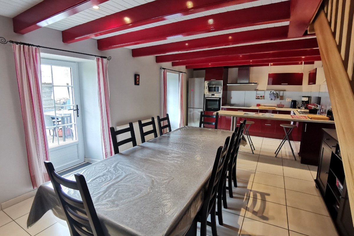 Salle à manger cuisine spacieuse et donnant accès sur terrasse - Location de vacances - Moëlan-sur-Mer