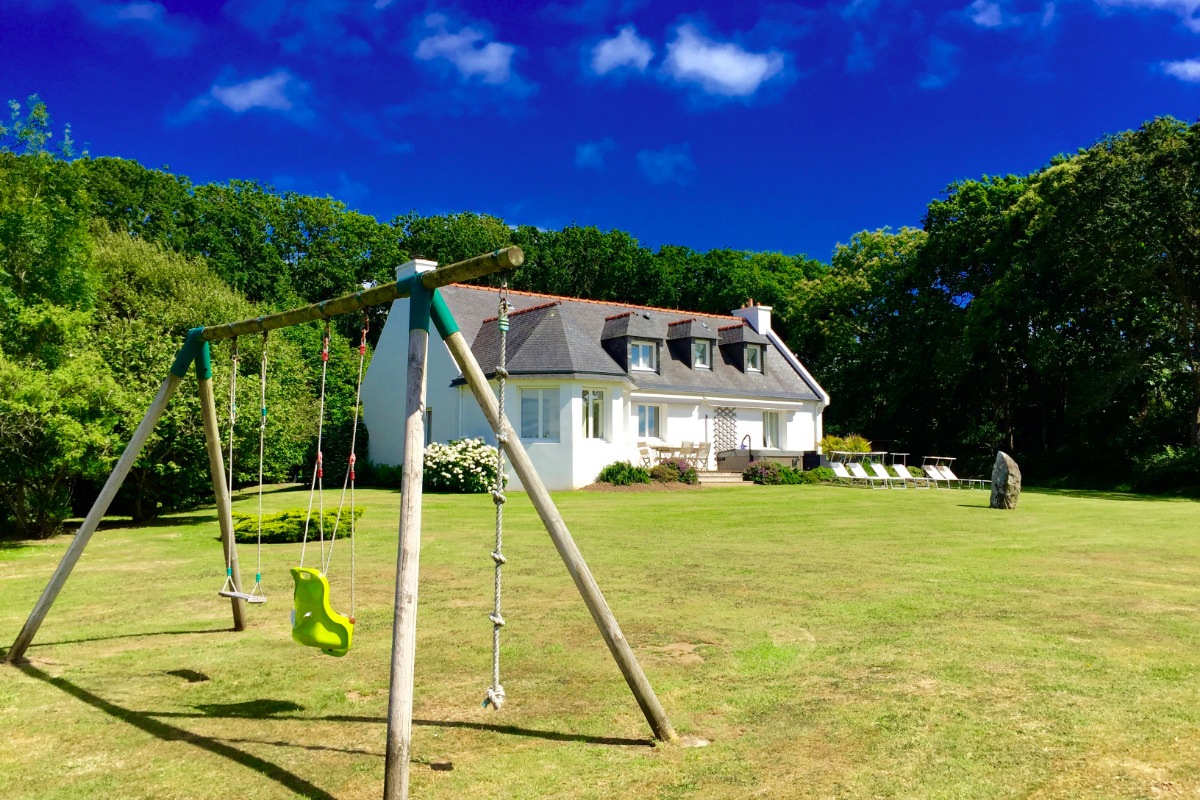 La Villa et une partie de son jardin - Location de vacances - Crozon