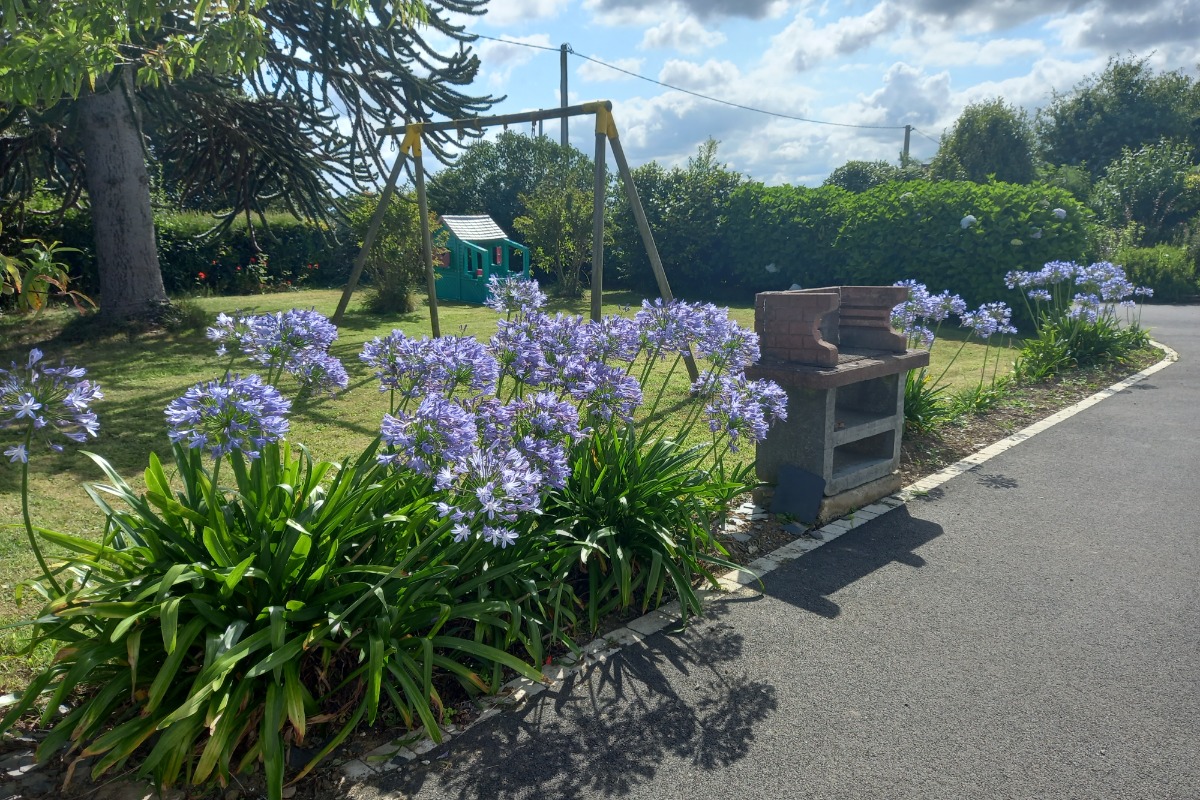 Jardin avec jeux et barbecue - Location de vacances - Plouezoc'h