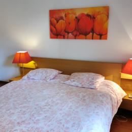 Une chambre avec un grand lit  - Location de vacances - Concarneau
