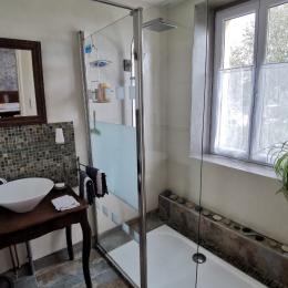Salle d'eau avec douche à l'italienne communicante - Chambre d'hôtes - Plogastel-Saint-Germain