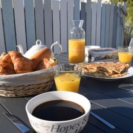 petit déjeuner sur la terrasse - Location de vacances - Plougoulm