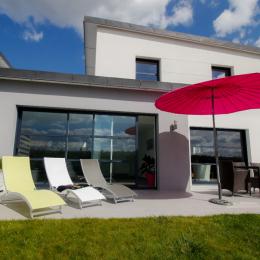 Terrasse privative avec Spa jacuzzi privatif d'avril à novembre -bains de soleil- parasol- barbecue weber - Location de vacances - Sibiril