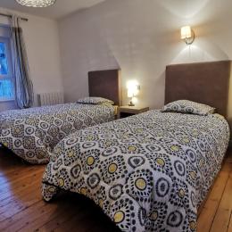 Etage 1: chambre 1 avec 2 lits 90 x 200 - Location de vacances - Santec